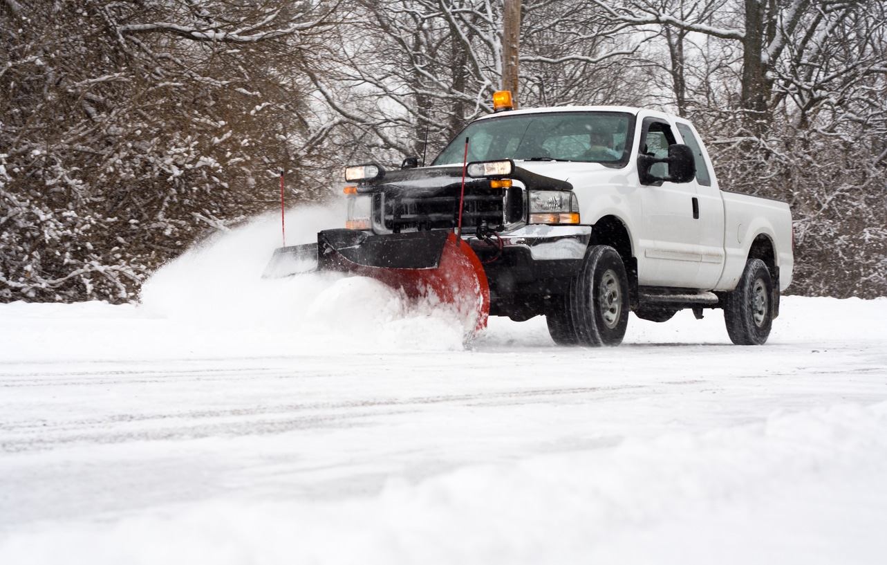 You are currently viewing 4 Reasons Why It Pays to Hire a Snow Removal Service