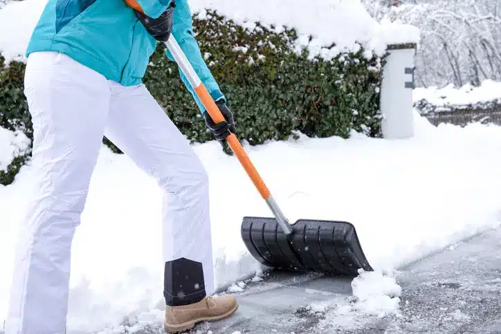 You are currently viewing How to Stay Safe While Shoveling Snow